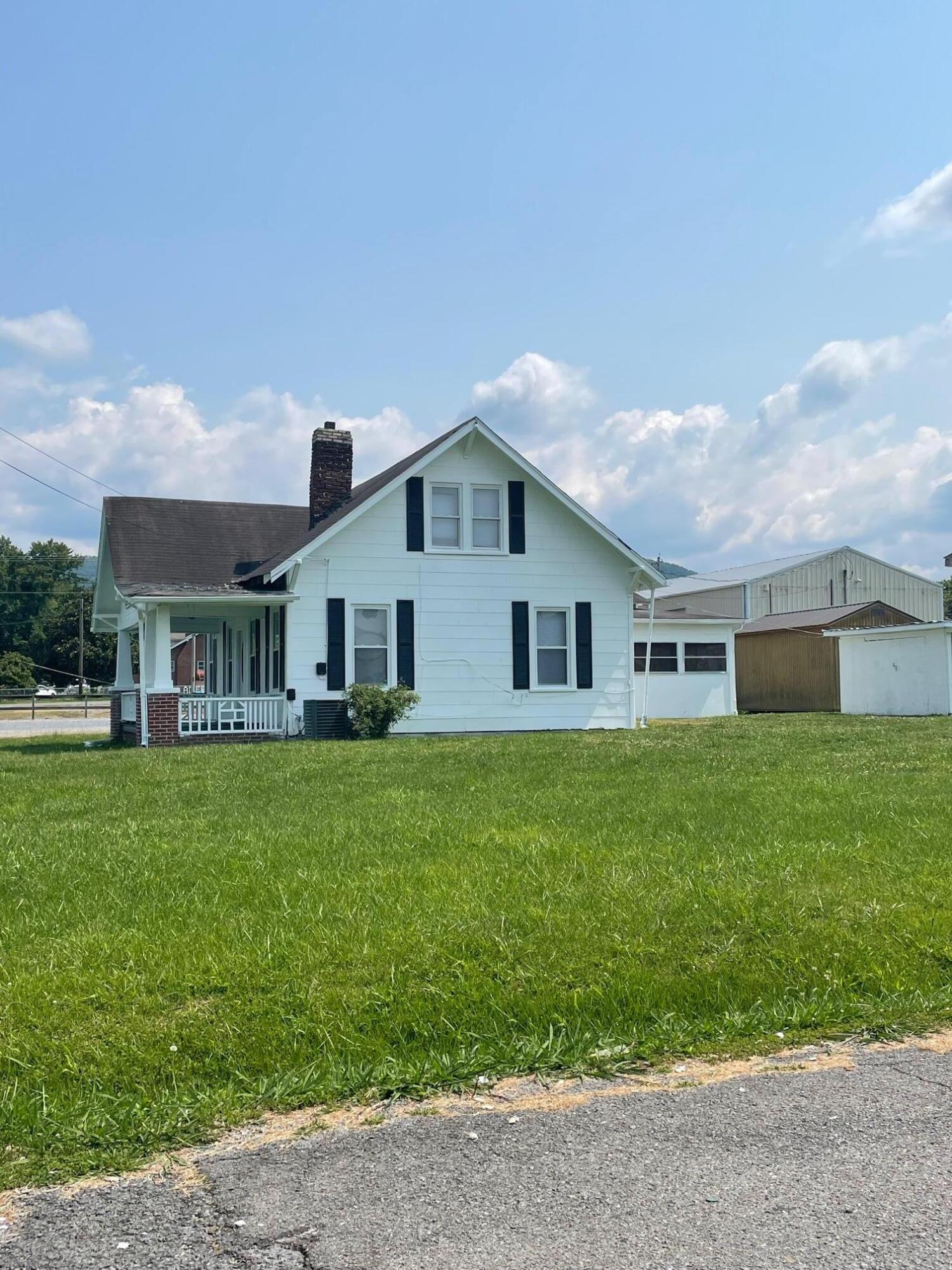 102 Old Stateline Road Elizabethton, TN 37643 - Photo 2 of 14 IMG_3876