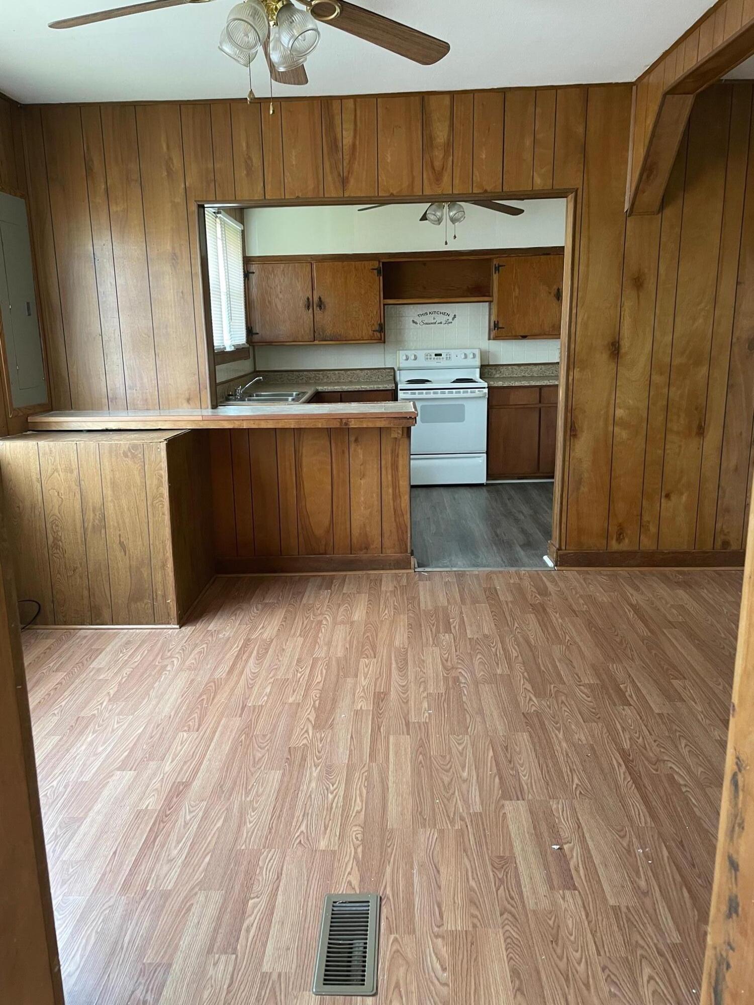 102 Old Stateline Road Elizabethton, TN 37643 - Photo 3 of 14 IMG_3877