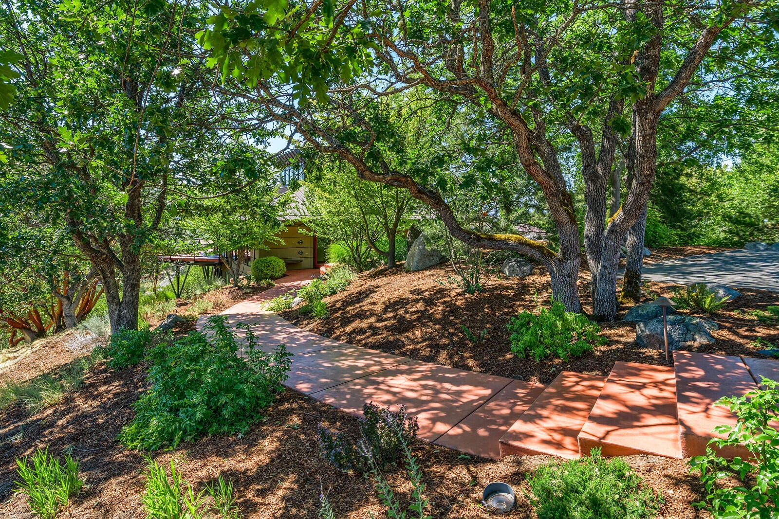 4922 Pioneer Road Medford, OR 97501 - Photo 52 of 70 Walkway to Front Door