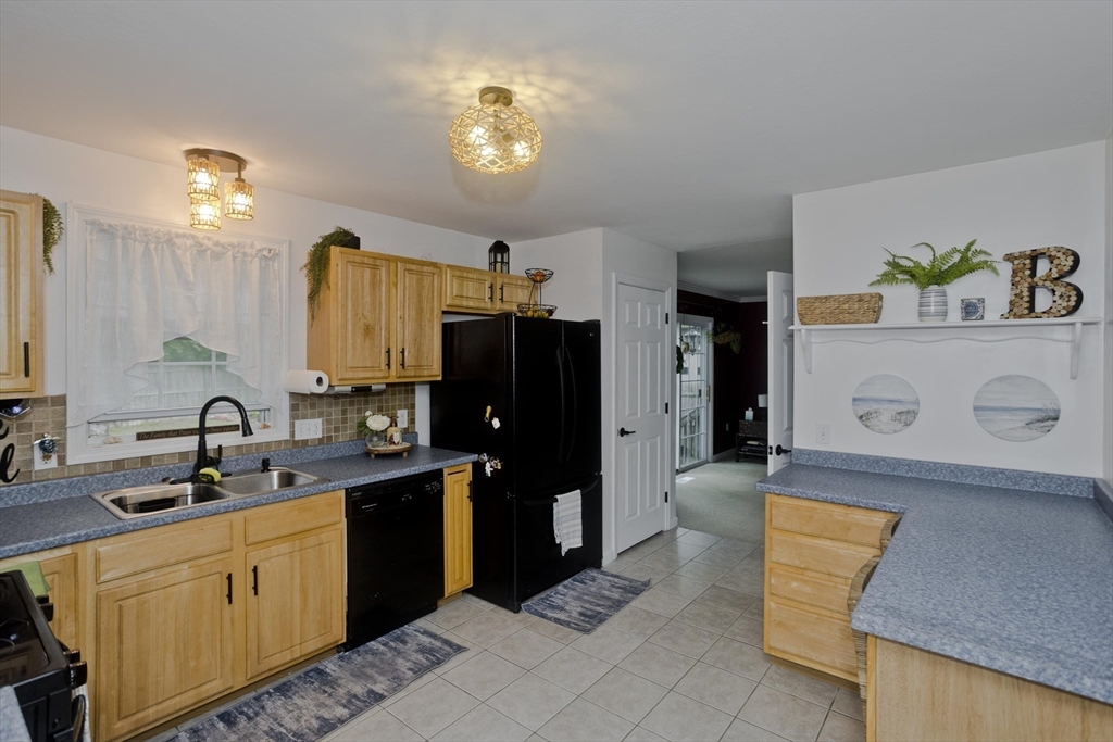 679 Parker Street Springfield, MA 01129 - Photo 11 of 41