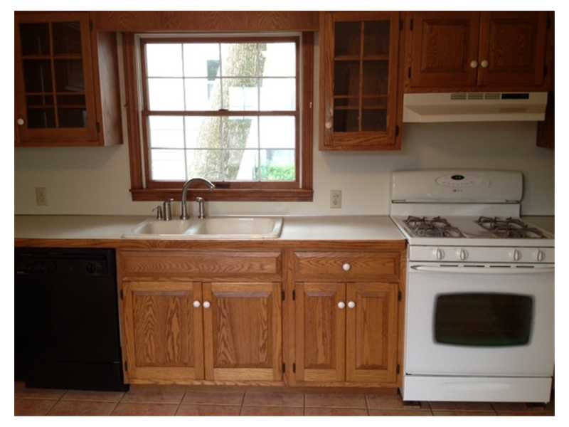 736 Main Street Warren, RI 02885 - Photo 4 of 15 Kitchen.