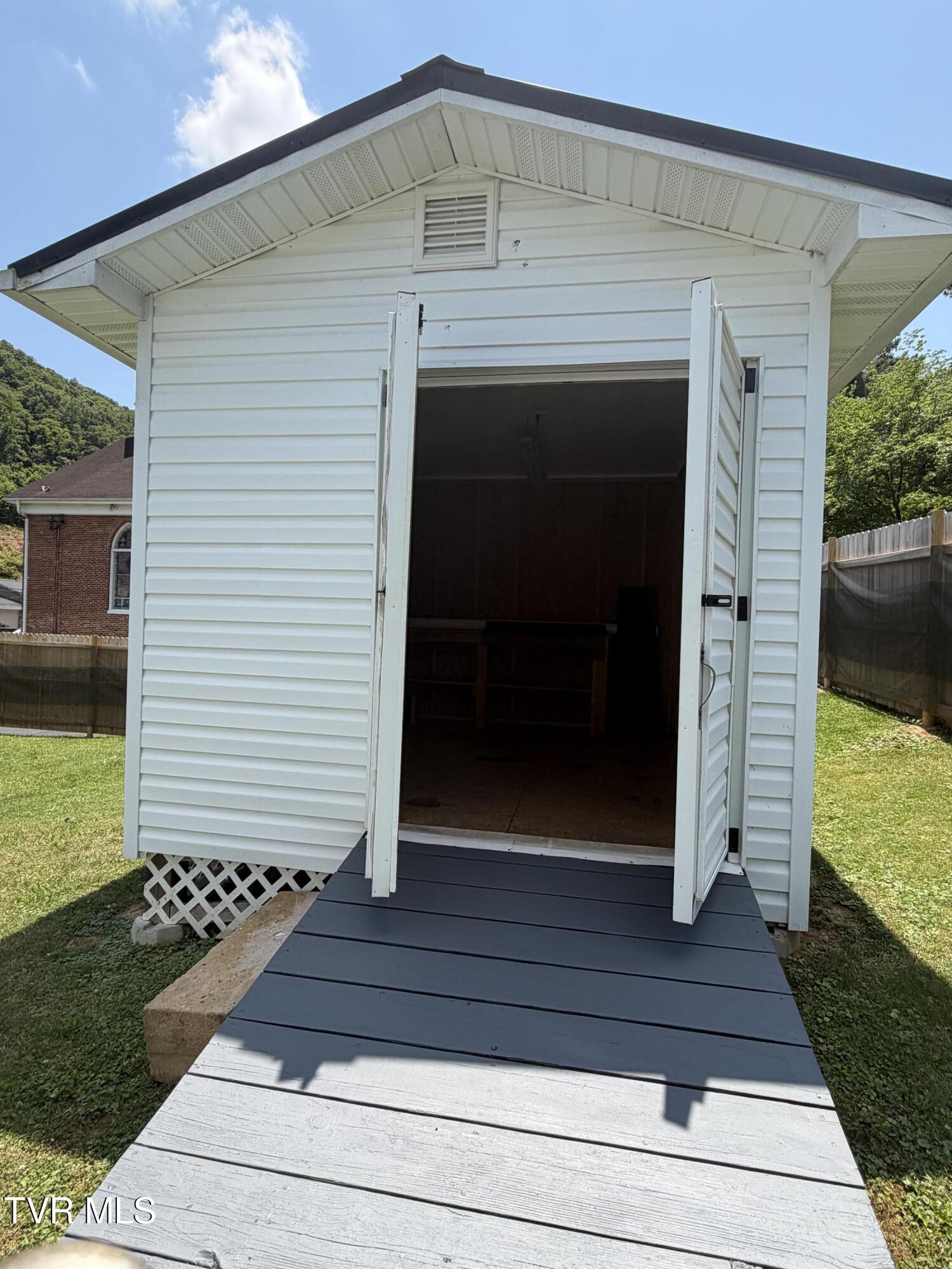 103 Commodore Avenue Elizabethton, TN 37643 - Photo 37 of 45 IMG_0708