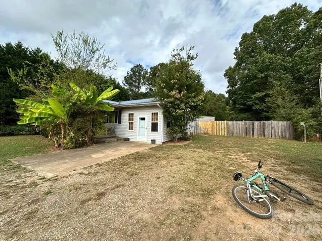 a view of a house with backyard