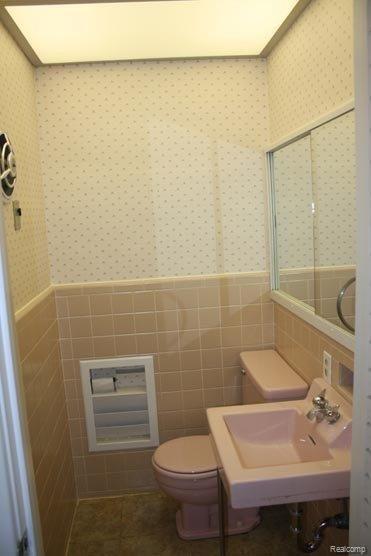 998 Roslyn Road Grosse Pointe, MI 48236 - Photo 7 of 15 998R6a.jpg
