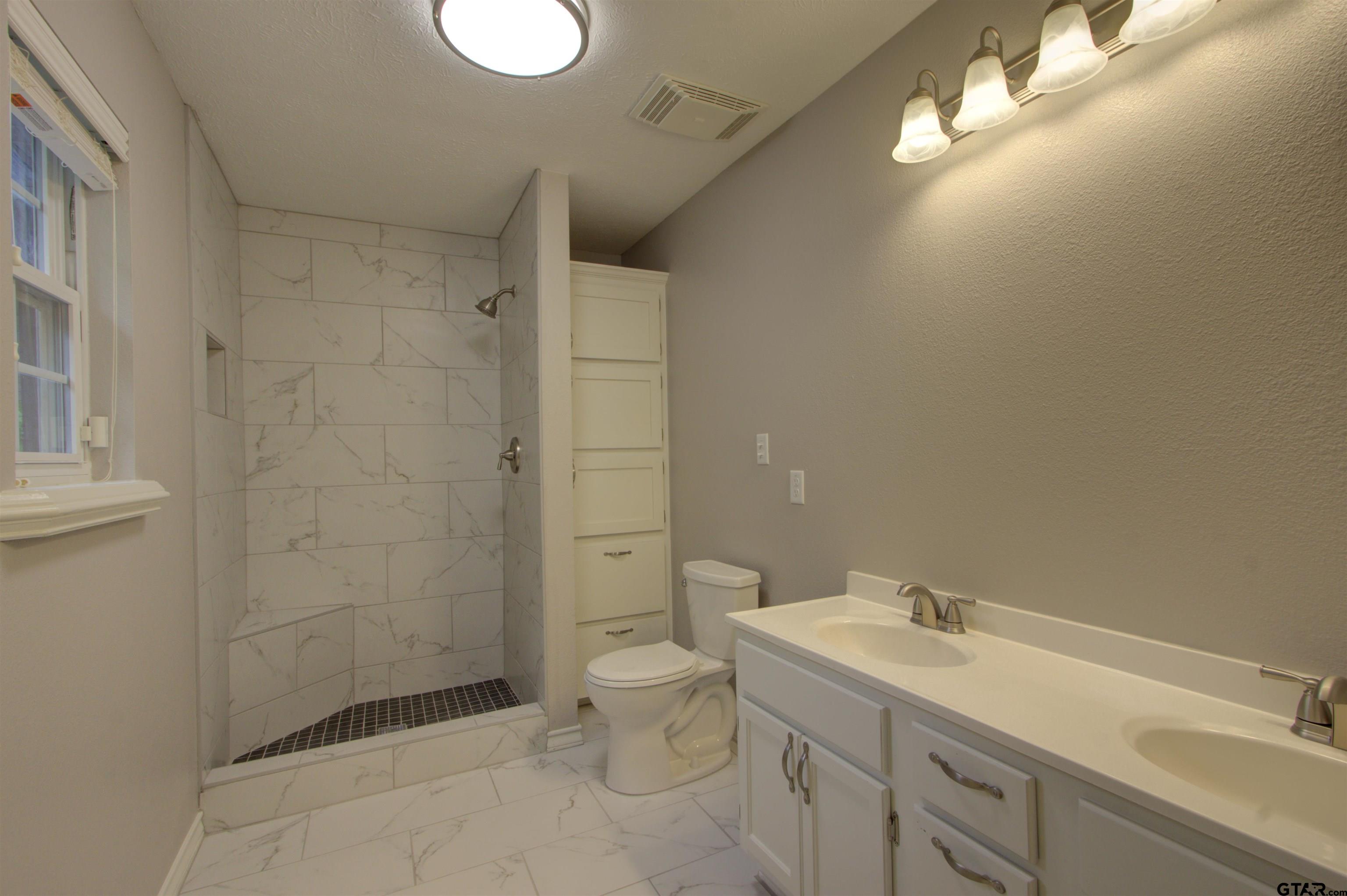 720 Tennessee Acres Drive Texarkana Ar, AR 71854 - Photo 13 of 31 a bathroom with a sink toilet and shower