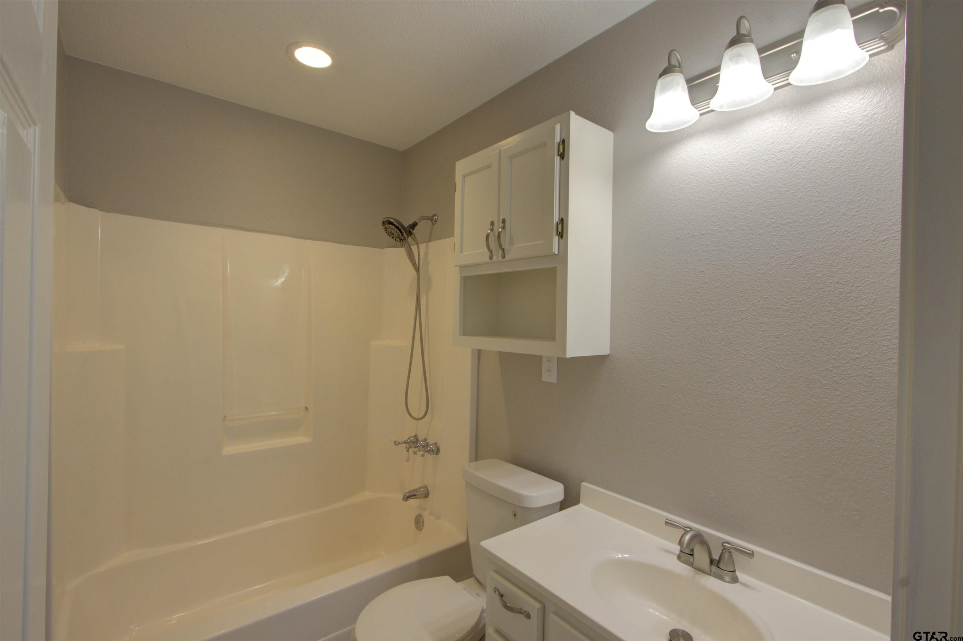 720 Tennessee Acres Drive Texarkana Ar, AR 71854 - Photo 17 of 31 a bathroom with a bathtub shower sink vanity and toilet