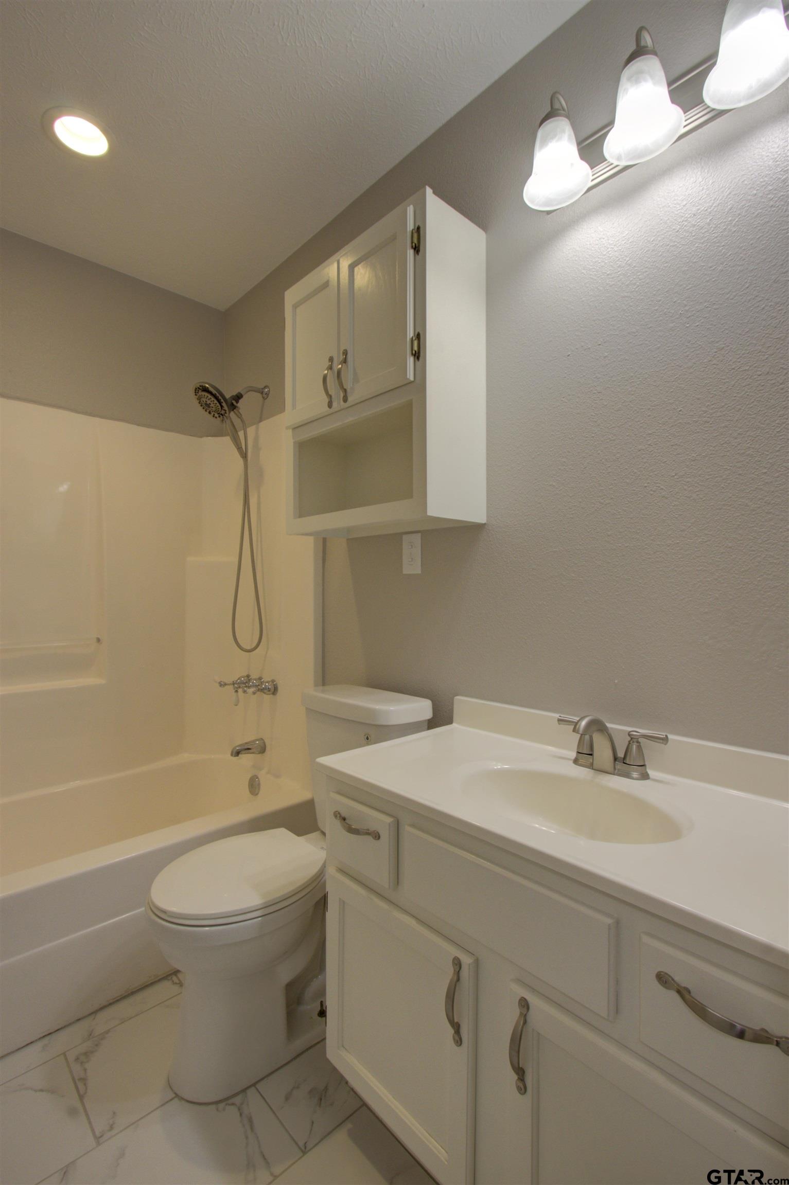 720 Tennessee Acres Drive Texarkana Ar, AR 71854 - Photo 18 of 31 a bathroom with a sink a toilet and shower