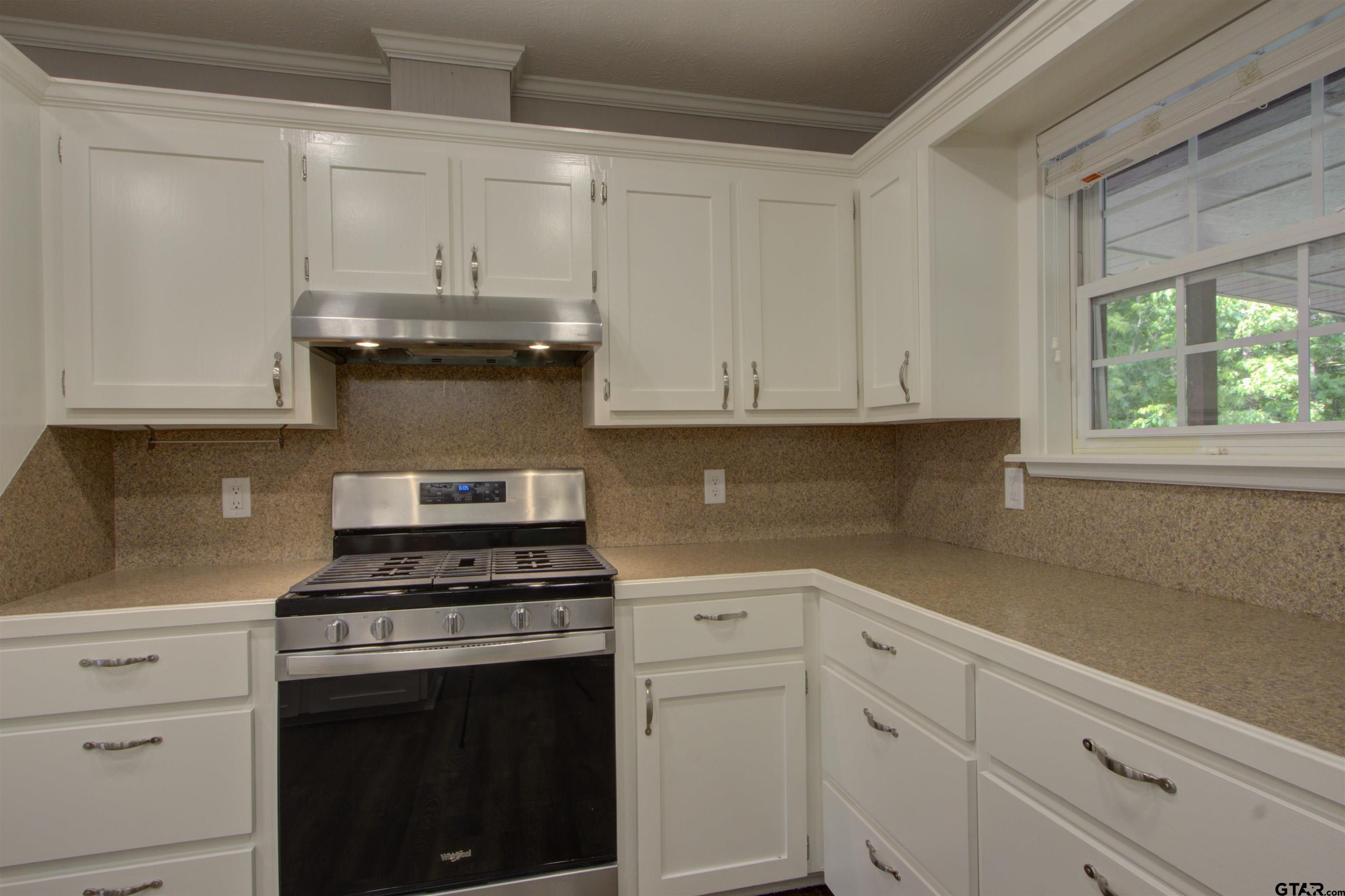 720 Tennessee Acres Drive Texarkana Ar, AR 71854 - Photo 7 of 31 a kitchen with white cabinets and appliances