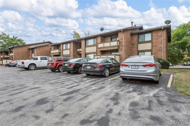 $125,000 | 9 Fairways Circle, Unit B, St. Charles, MO 63303