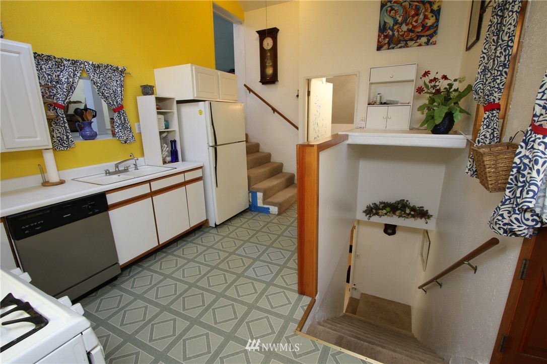 6848 Holst Road Clinton, WA 98236 - Photo 7 of 15 Gallery Image 7
