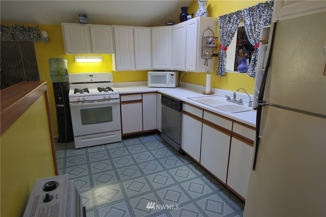 6848 Holst Road Clinton, WA 98236 - Photo 8 of 15 Gallery Image 8