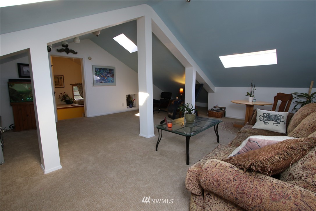 6848 Holst Road Clinton, WA 98236 - Photo 9 of 15 Gallery Image 9