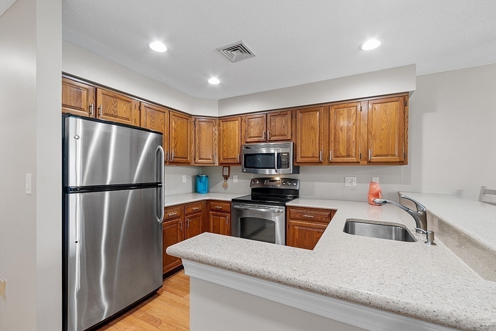 39 Abington Road, Unit 39 Danvers, MA 01923 - Photo 12 of 36