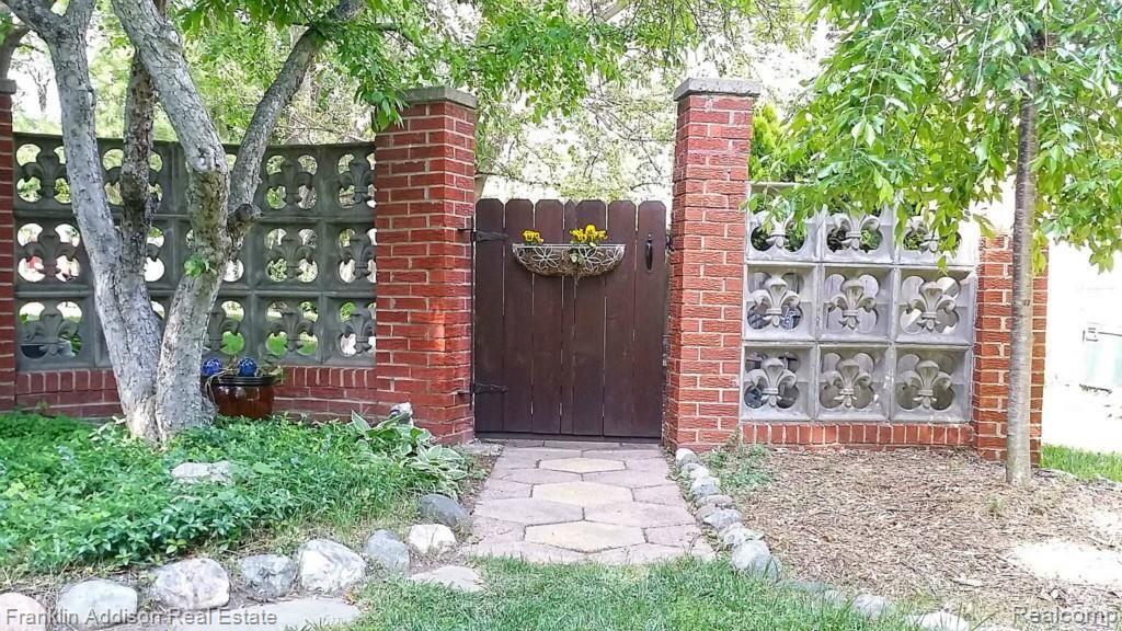 487 Welch Road Northville, MI 48167 - Photo 3 of 40 20150528_170544.jpg