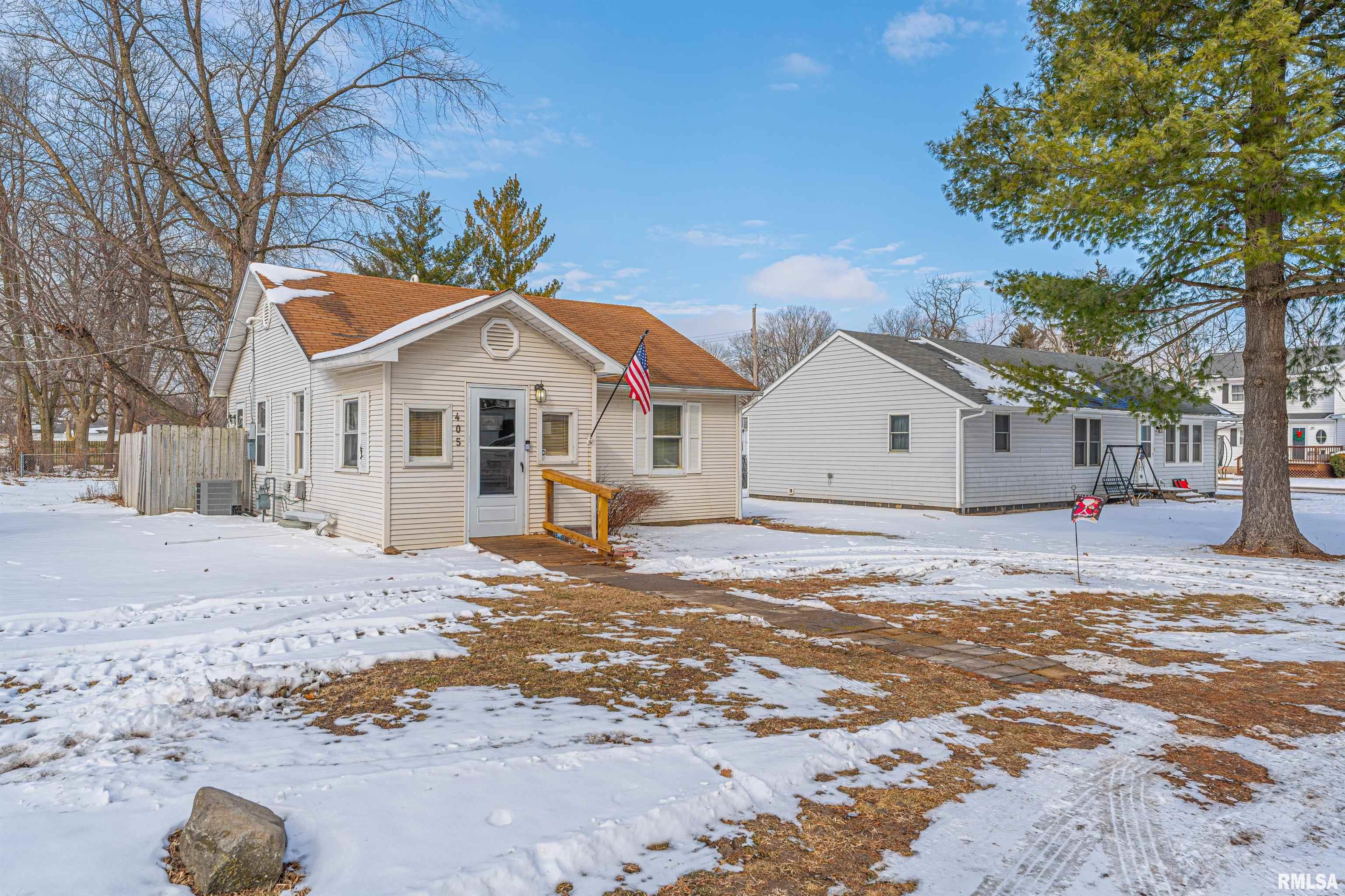 405 Northeast 3rd Street Atlanta, IL 61723 - Photo 2 of 17