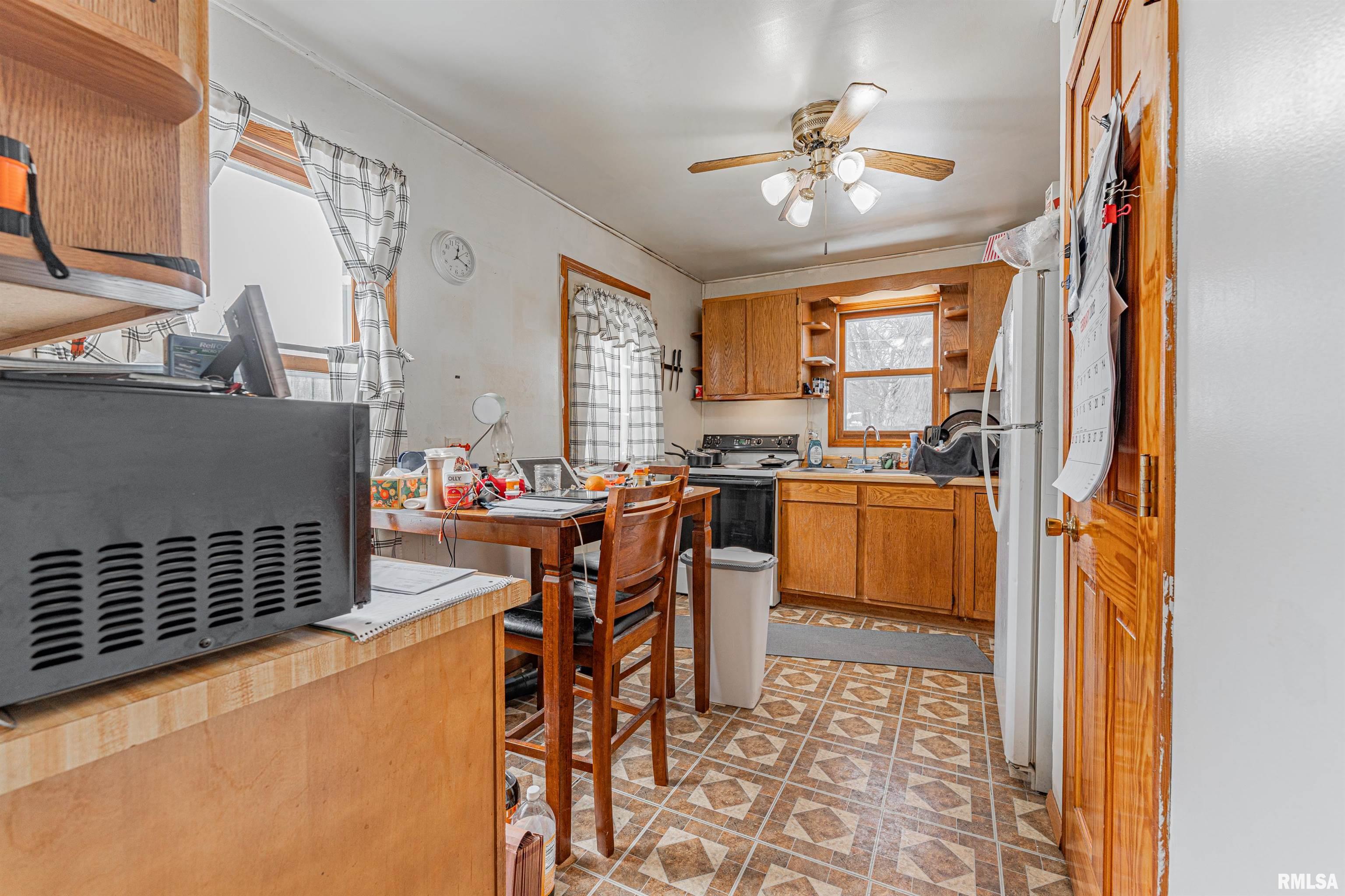 405 Northeast 3rd Street Atlanta, IL 61723 - Photo 7 of 17