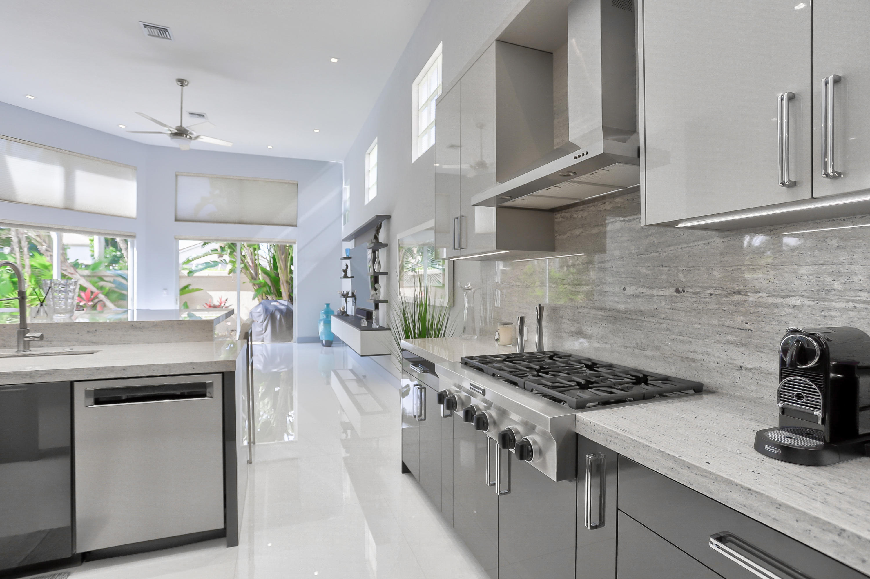 6573 Somerset Circle Boca Raton, FL 33496 - Photo 19 of 48 Kitchen/gas range/family room