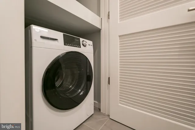 a close up view of a washer and dryer