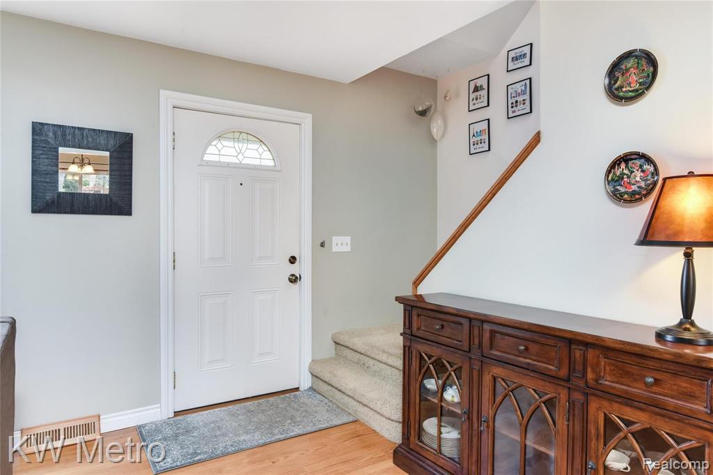550 May Road Rochester Hills, MI 48307 - Photo 4 of 28
