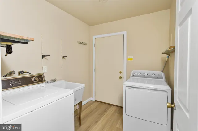 a view of a house with backyard