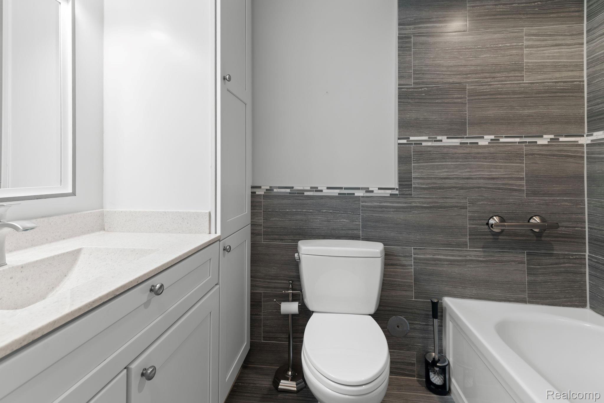 424 Baldwin Avenue, Unit 81 Rochester, MI 48307 - Photo 11 of 25 Fresh and clean bathroom with an updated style.