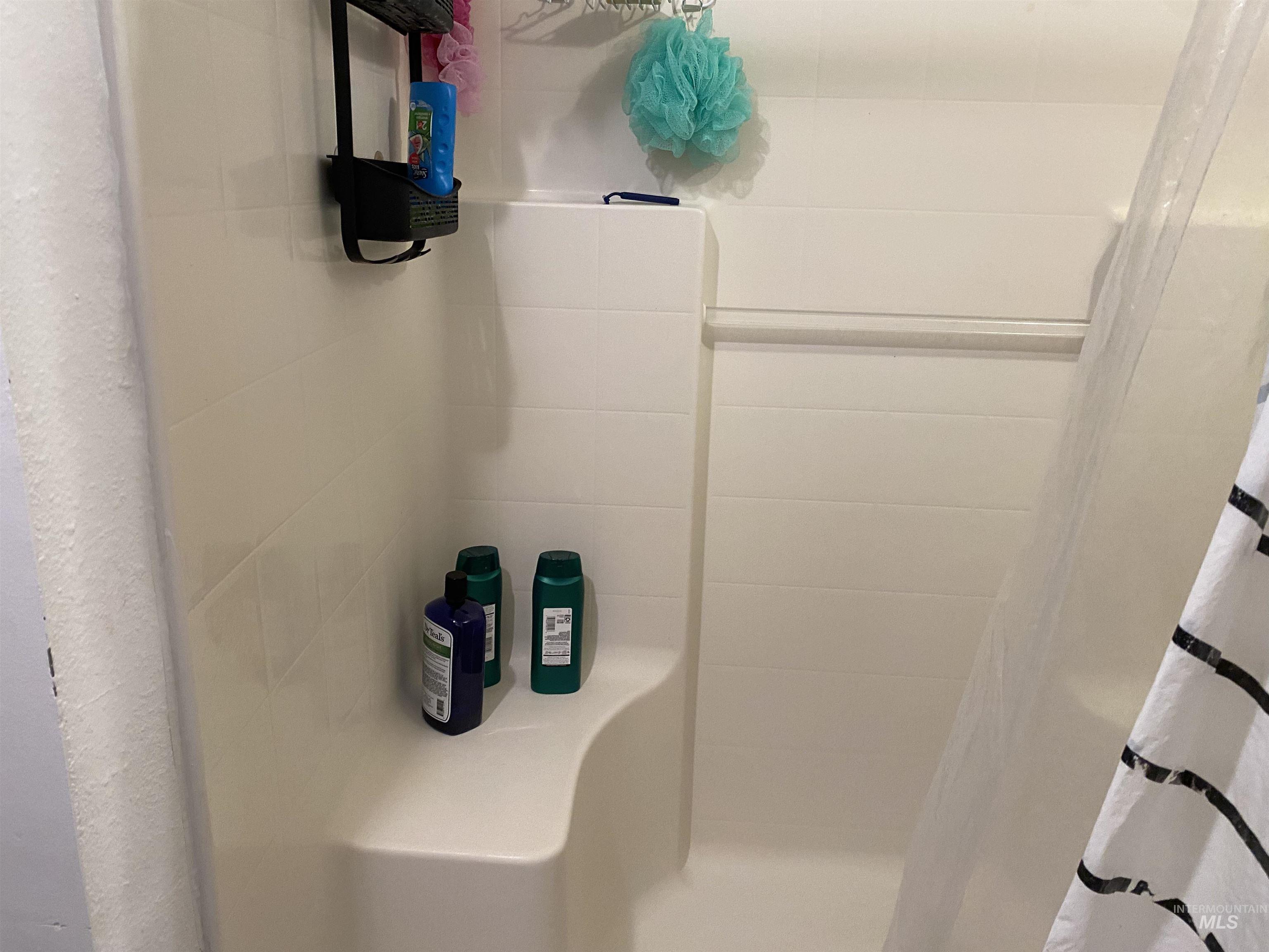 502 East Court Street Weiser, ID 83672 - Photo 11 of 17 Full bathroom with a stall shower