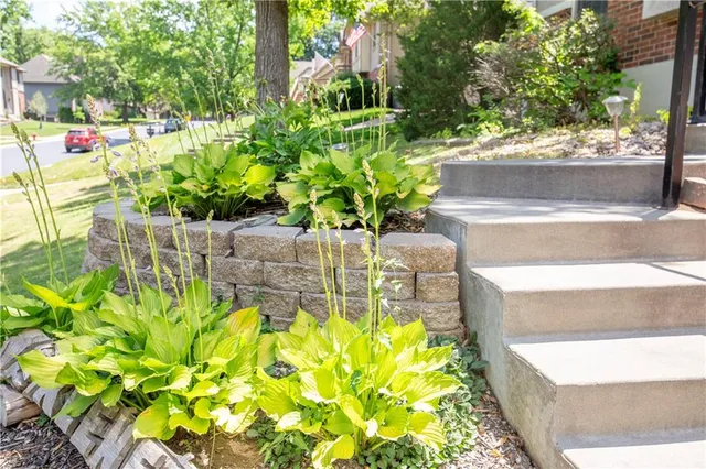 $369,950 | 1602 Northwest Weatherstone Lane, Blue Springs, MO 64015