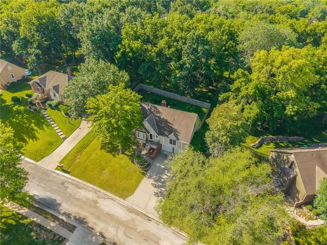 $369,950 | 1602 Northwest Weatherstone Lane, Blue Springs, MO 64015