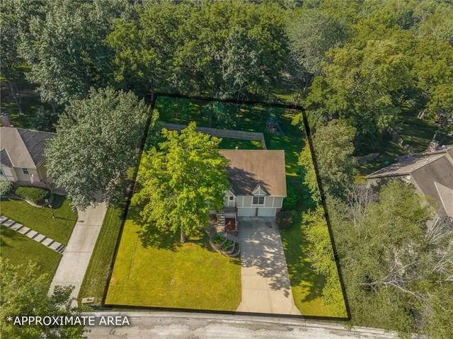 $369,950 | 1602 Northwest Weatherstone Lane, Blue Springs, MO 64015