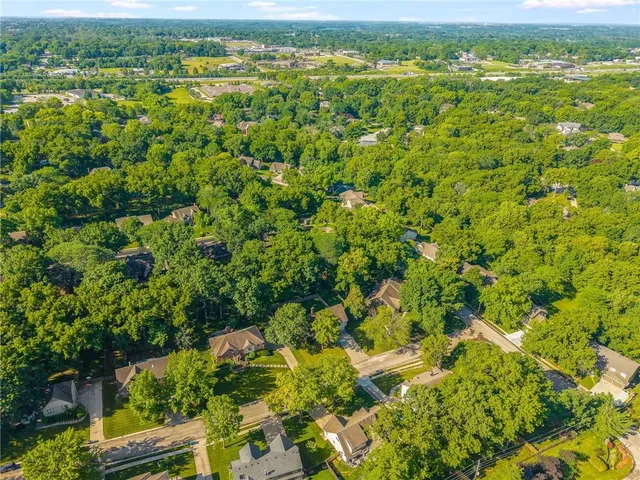 $369,950 | 1602 Northwest Weatherstone Lane, Blue Springs, MO 64015