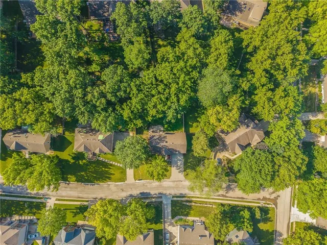 $369,950 | 1602 Northwest Weatherstone Lane, Blue Springs, MO 64015