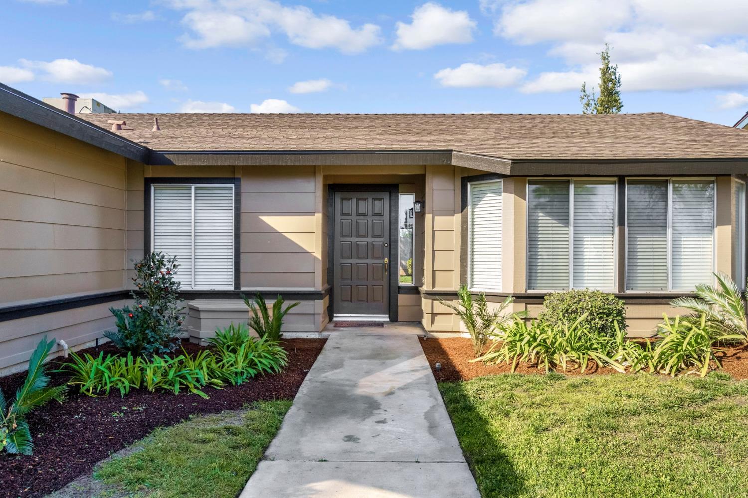 3837 North State Street Fresno, CA 93722 - Photo 4 of 33 a front view of a house with garden