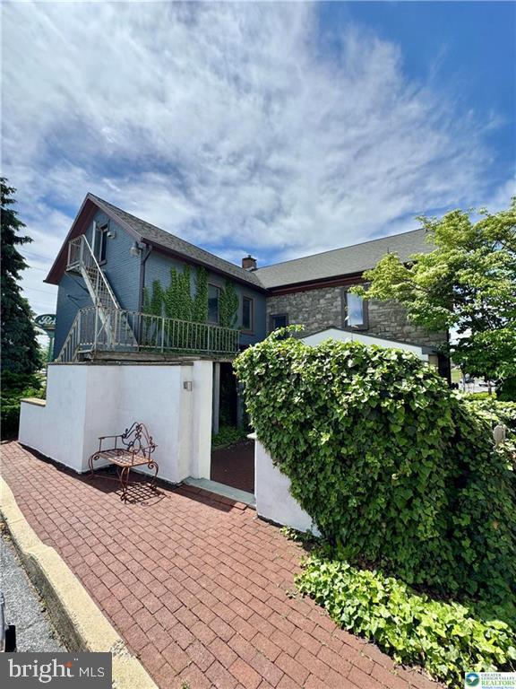 a view of a backyard