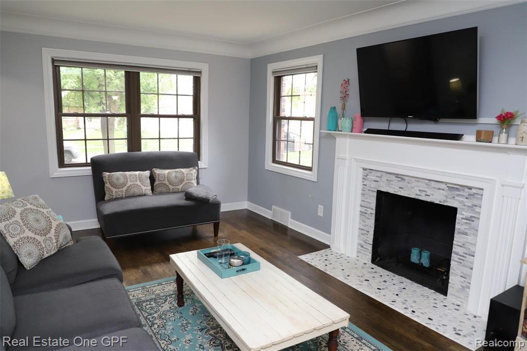 1864 Hawthorne Road Grosse Pointe Woods, MI 48236 - Photo 3 of 30