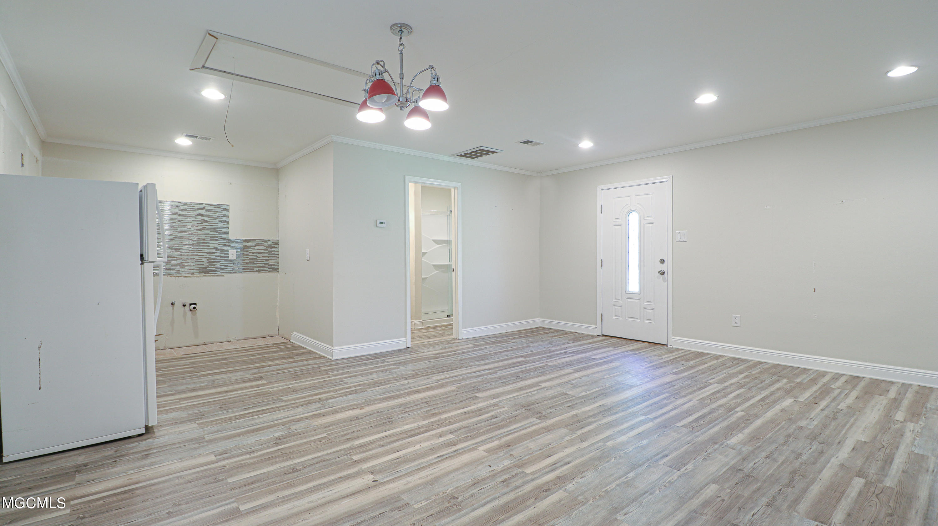 8512 Daisy Vestry Road Biloxi, MS 39532 - Photo 29 of 38 Living Area