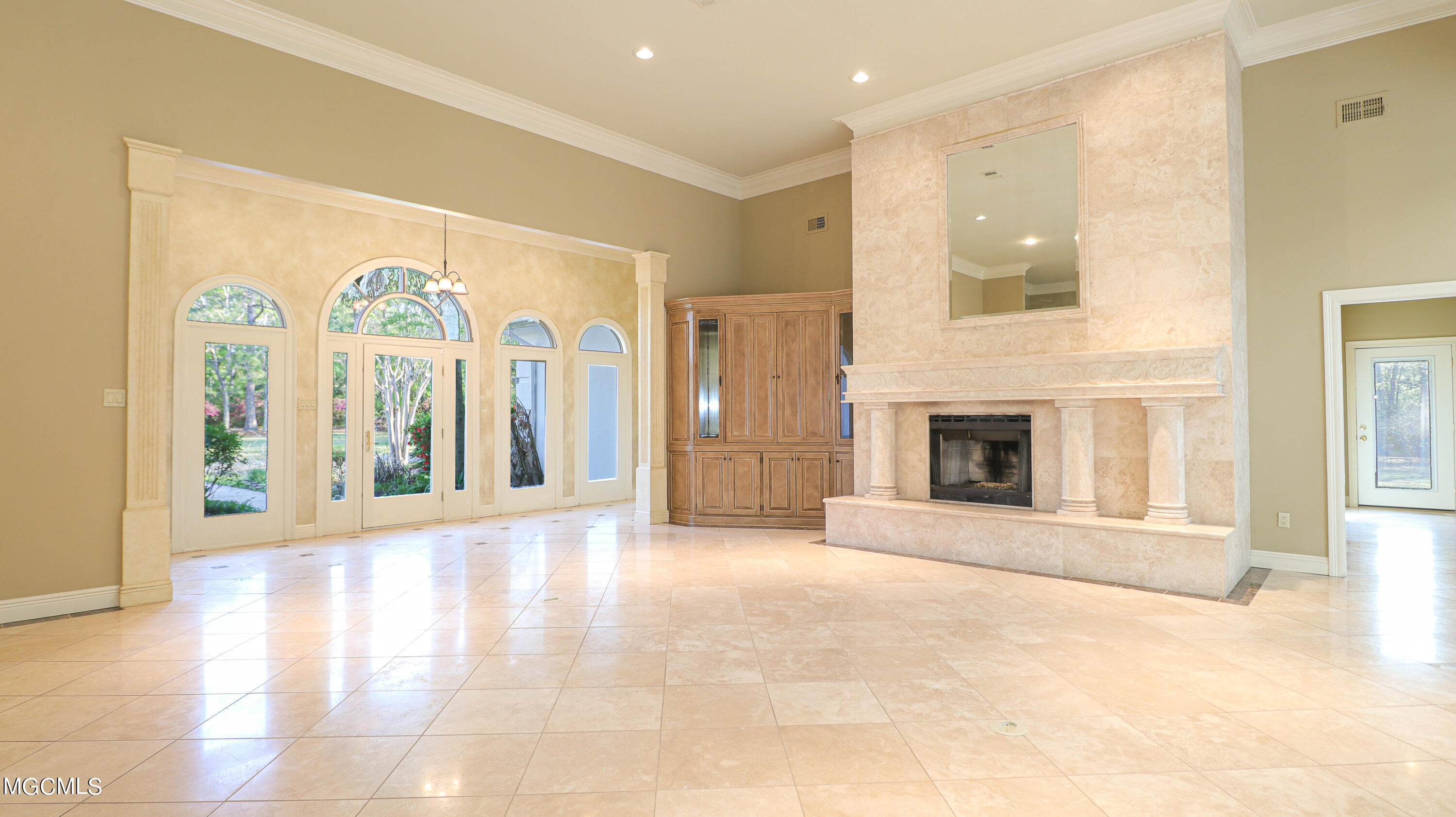 8512 Daisy Vestry Road Biloxi, MS 39532 - Photo 3 of 38 Living Area