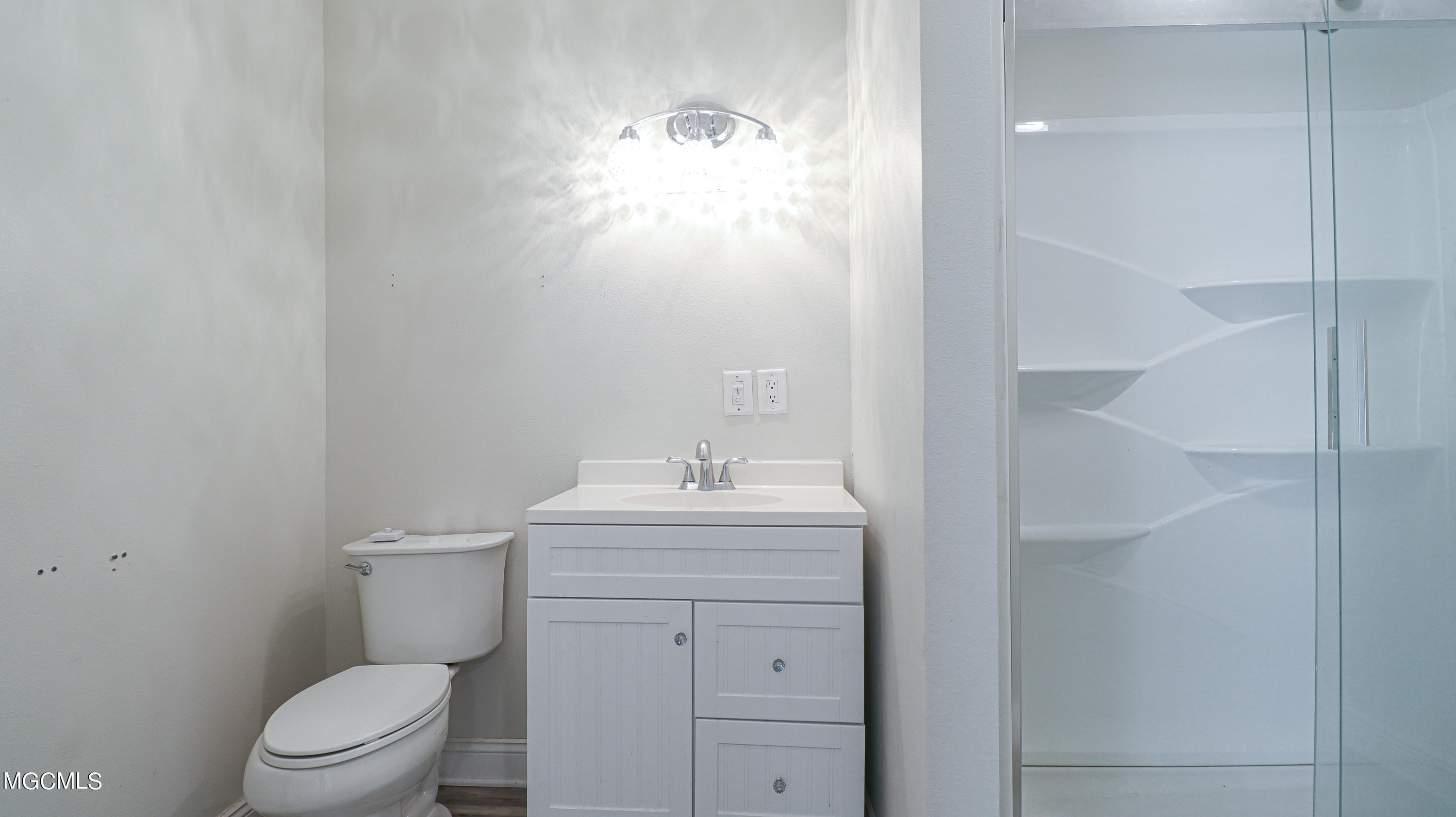 8512 Daisy Vestry Road Biloxi, MS 39532 - Photo 32 of 38 Bathroom