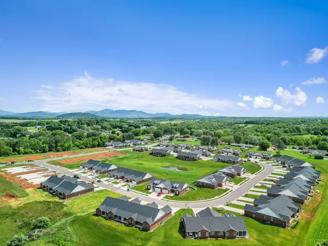 $2,000 | 174 Villa Oak Circle, Bedford, VA 24523