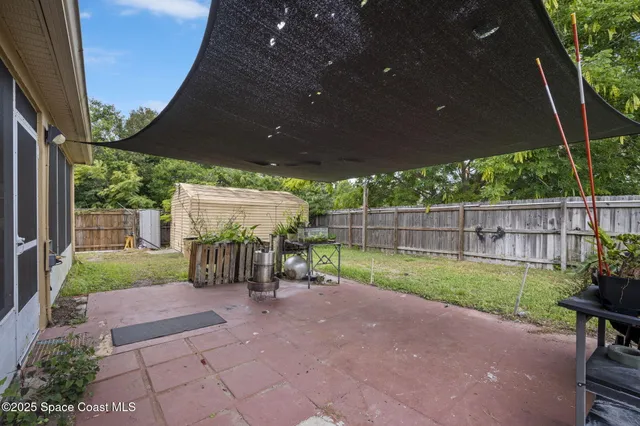 a view of back yard of the house