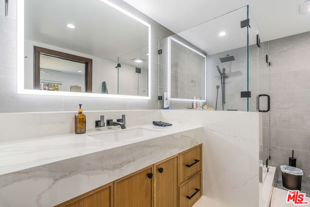 30 Reef Street, Unit 2 Marina del Rey, CA 90292 - Photo 6 of 34