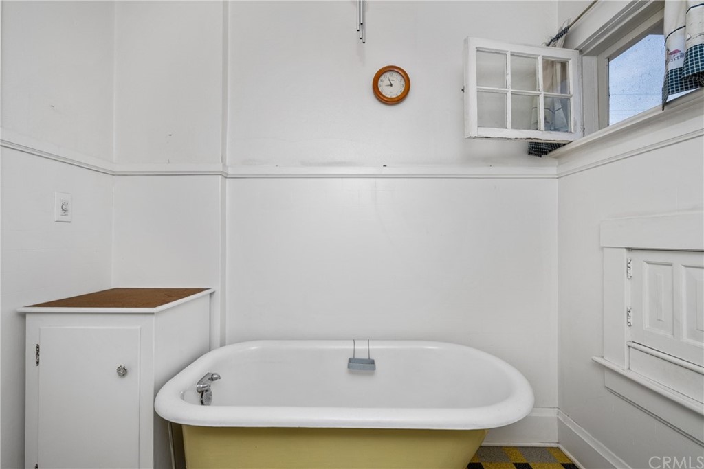 633 East Maple Avenue Orange, CA 92866 - Photo 32 of 51 a bathroom with a bathtub