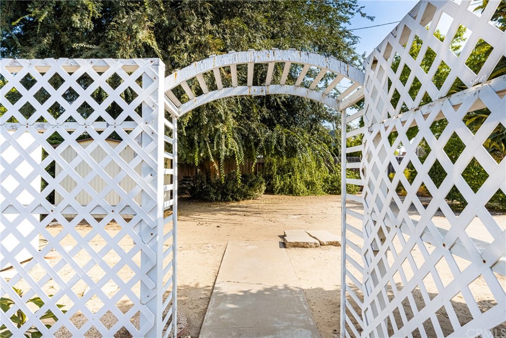 633 East Maple Avenue Orange, CA 92866 - Photo 35 of 51 a front view of a multi story building