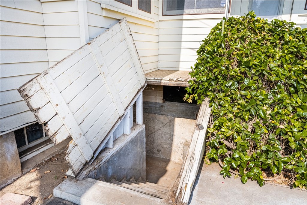 633 East Maple Avenue Orange, CA 92866 - Photo 42 of 51 a view of entryway