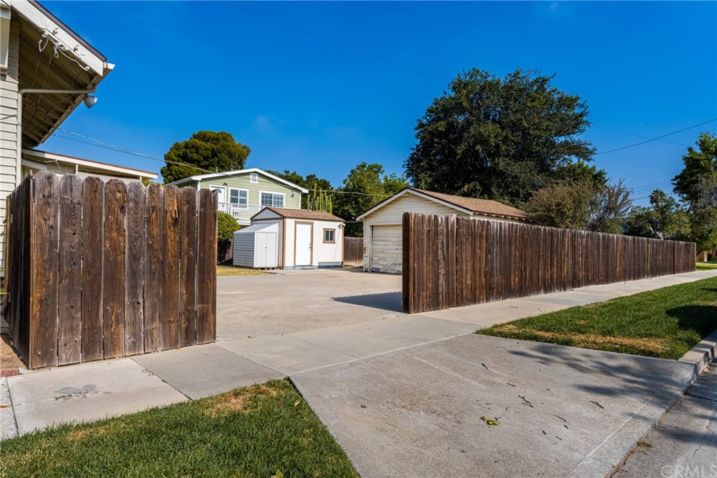 633 East Maple Avenue Orange, CA 92866 - Photo 44 of 51 a view of a back yard with green space