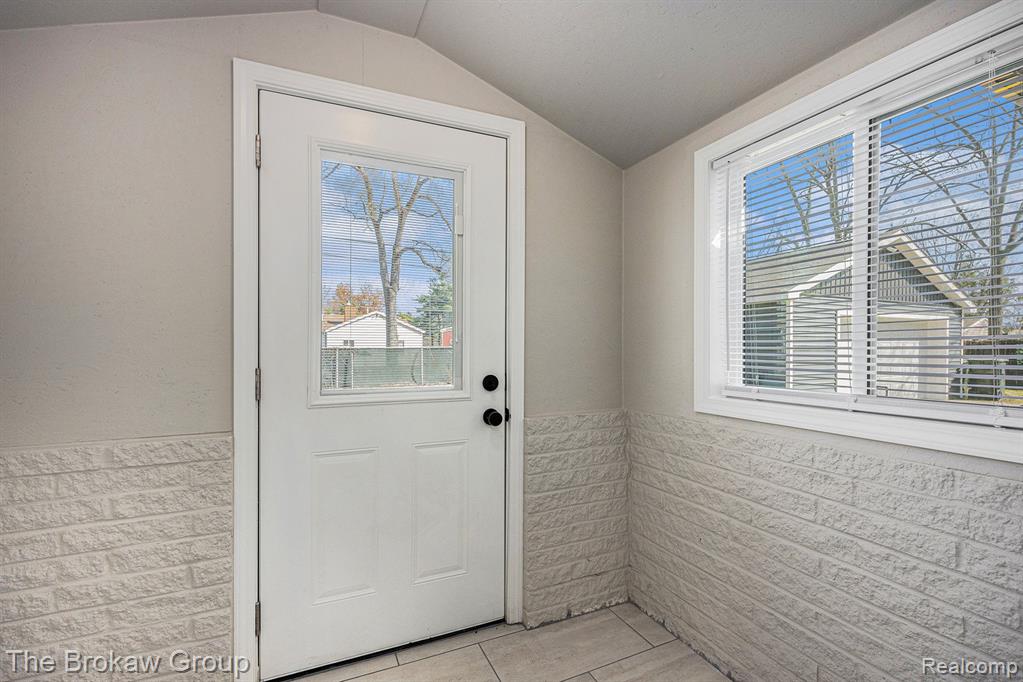 2985 Hessel Avenue Rochester Hills, MI 48307 - Photo 7 of 20