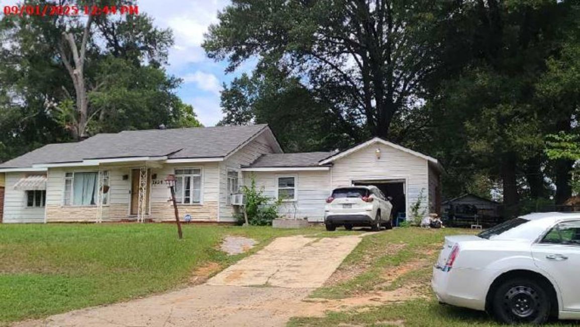 1624 West 17th Street Texarkana, TX 75501 - Photo 2 of 6 a front view of a house with a garden