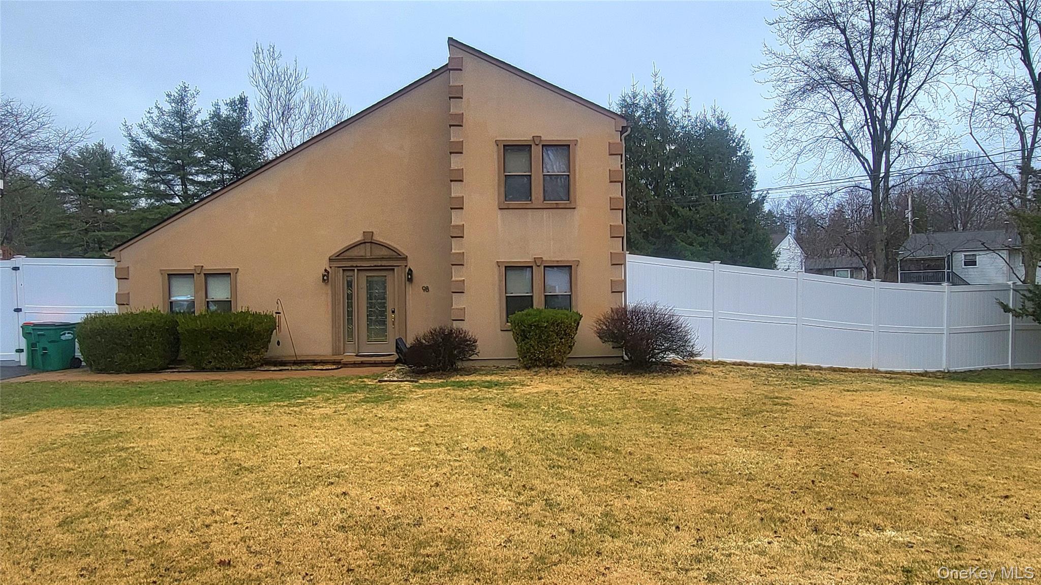 98 Sutton Park Road Poughkeepsie, NY 12603 - Photo 2 of 31