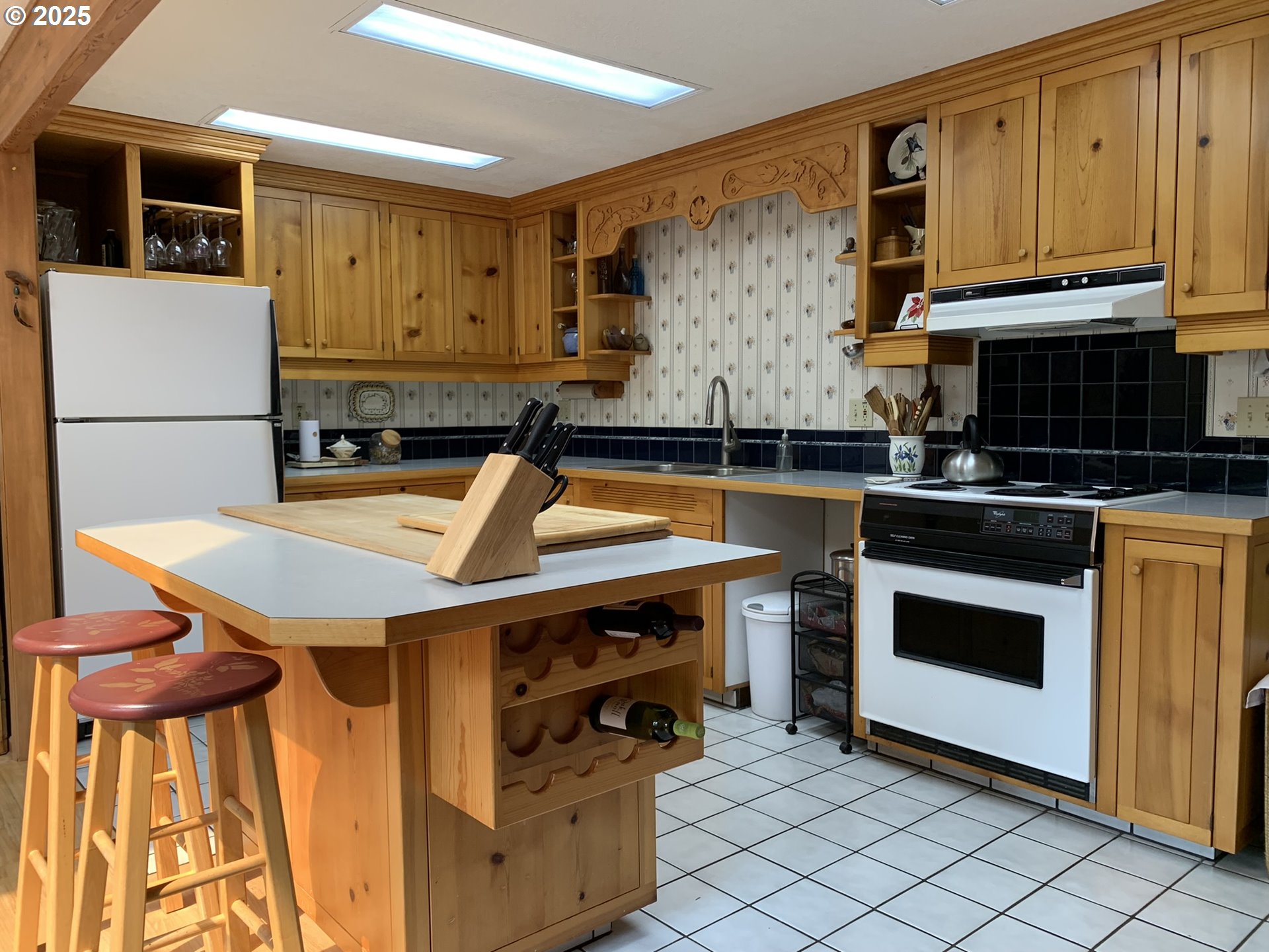23555 Suttle Road Veneta, OR 97487 - Photo 11 of 48 Kitchen