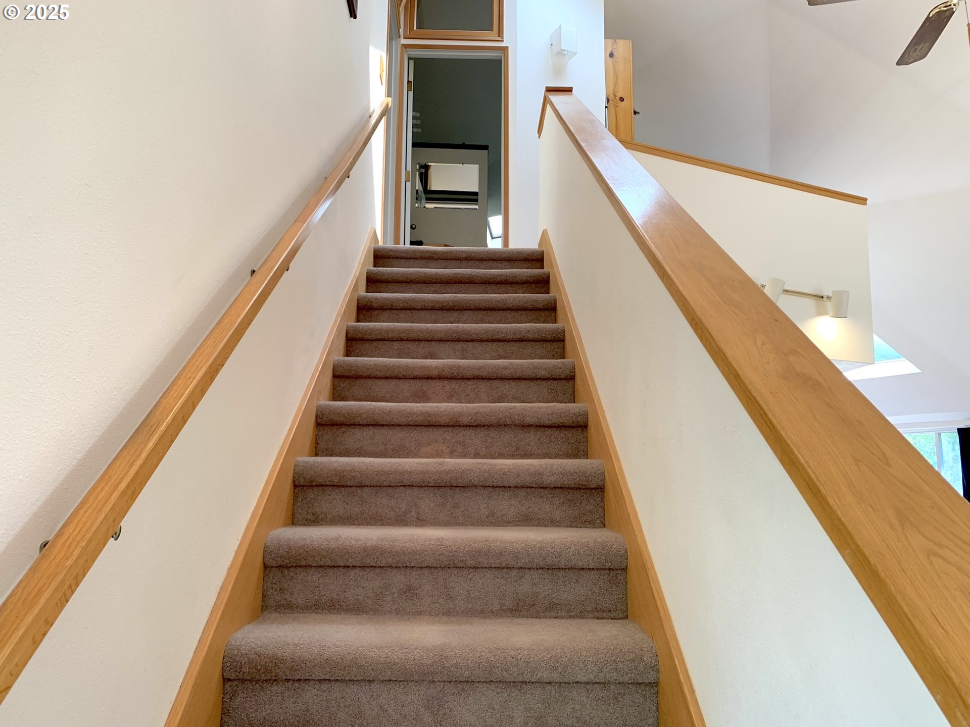 23555 Suttle Road Veneta, OR 97487 - Photo 17 of 48 Staircase