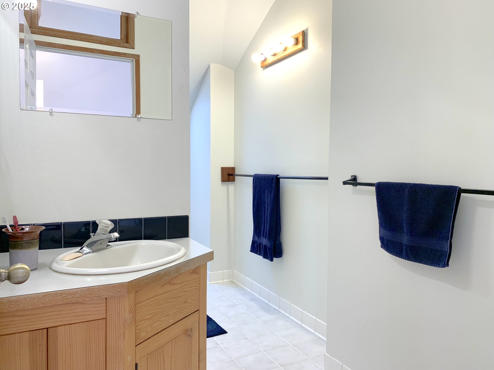 23555 Suttle Road Veneta, OR 97487 - Photo 24 of 48 Bathroom